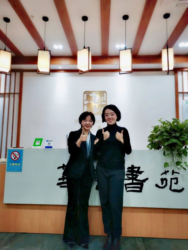 校长合影.jpg