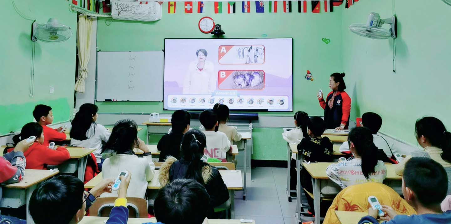 老师和学生以一种新的方式上课