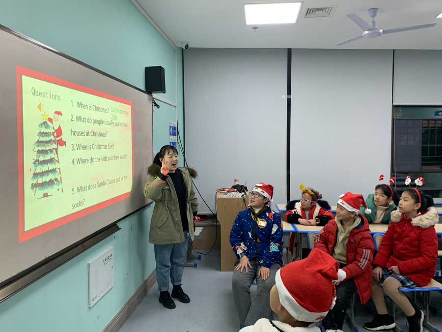 老师正在上英语课